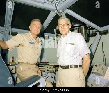 Sous-secrétaire de la Marine David Mann, à droite, et LE CAPT Thomas C. Watson Jr., commandant, sur le pont de l'INDÉPENDANCE de l'USS (CV-62) lors de la visite de Mann à bord du porte-avions. Pays: Mer méditerranée (MED) Banque D'Images