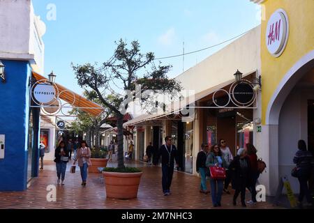 Faro, Portugal - 22 décembre 2019: Les gens marchent à côté des magasins et des arbres dans des pots au Forum Algarve, un centre commercial à Porgugal sur un hiver chaud d Banque D'Images