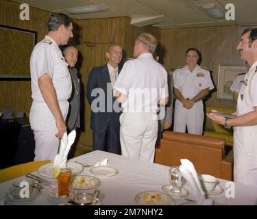 Les aides regardent le RDML James R. Sanderson, à gauche, et LE CAPT Thomas C. Watson Jr., commandant, accueillir le maire de Naples pour une visite à bord du porte-avions USS INDEPENDENCE (CV-62) et pour un repas dans le désordre des officiers. Base: Naples pays: Italie (ITA) Banque D'Images