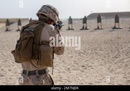 Ras AL QARAIN, Bahreïn (11 mai 2022) – Un des États-Unis Marine affectée au commandement central de l'équipe de sécurité anti-terrorisme de la flotte (FASTCENT) participe à un tir en direct pendant l'exercice Neon Defender 22 à Bahreïn, 11 mai. Neon Defender est un événement annuel de formation bilatérale entre les États-Unis Commandement central des forces navales et Bahreïn. L'exercice se concentre sur les opérations de sécurité maritime, la défense de l'installation et l'intervention médicale. Banque D'Images