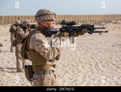 Ras AL QARAIN, Bahreïn (11 mai 2022) – Un des États-Unis Marine affectée au commandement central de l'équipe de sécurité anti-terrorisme de la flotte (FASTCENT) participe à un tir en direct pendant l'exercice Neon Defender 22 à Bahreïn, 11 mai. Neon Defender est un événement annuel de formation bilatérale entre les États-Unis Commandement central des forces navales et Bahreïn. L'exercice se concentre sur les opérations de sécurité maritime, la défense de l'installation et l'intervention médicale. Banque D'Images