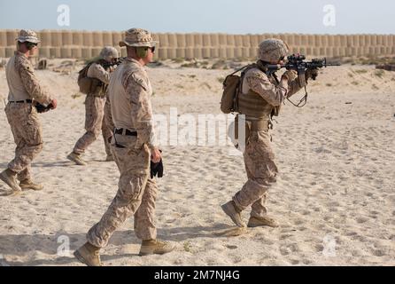 Ras AL QARAIN, Bahreïn (11 mai 2022) – Un des États-Unis Marine affectée au commandement central de l'équipe de sécurité anti-terrorisme de la flotte (FASTCENT) participe à un tir en direct pendant l'exercice Neon Defender 22 à Bahreïn, 11 mai. Neon Defender est un événement annuel de formation bilatérale entre les États-Unis Commandement central des forces navales et Bahreïn. L'exercice se concentre sur les opérations de sécurité maritime, la défense de l'installation et l'intervention médicale. Banque D'Images