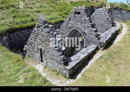 Église encastrée d'Inis Oirr en République d'Irlande Banque D'Images