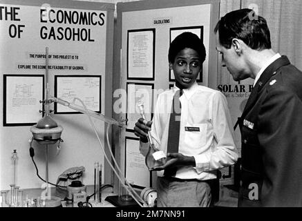 Douglas Thigpen, handicapé par la dyslexie, explique son projet scientifique pour juger LE MAJ. Robert E. Schuldt. Les juges de la Force aérienne coordonnent l'examen de l'attribution des prix aux concurrents des foires régionales des sciences. Ces rivaux sont des élèves de premier et de deuxième cycle qui entrent dans les salons de 250, représentés par le Museum of Science of Industry de Chicago à l'échelle nationale. État: Virginie (va) pays: Etats-Unis d'Amérique (USA) Banque D'Images