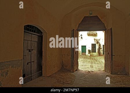 Passage dans le centre historique de Felline, Italie Banque D'Images