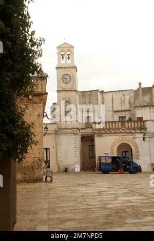 Horloge/clocher dans le centre historique de Felline, Italie Banque D'Images