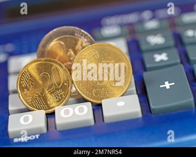 Pièces en euros sur une calculatrice de poche Banque D'Images