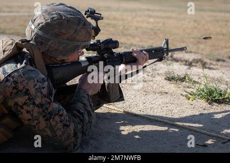 ÉTATS-UNIS Lance maritime le Cpl. Bailey Amey, spécialiste du carburant en vrac chez Bulk Fuel Company, 7th Engineer support Battalion, 1st Marine Logistics Group, tire son fusil de service M16A4 lors de sa qualification annuelle au fusil de rang 116A sur le camp de base du corps maritime Pendleton, Californie, 11 mai 2022. La division de formation en stratégie de marché du camp Pendleton forme 22 000 marins et marins chaque année tout au long de l’installation pour engager efficacement des cibles avec des fusils et des pistolets. L'ARQ est un cours chronométré de feu, allant de 500 yards jusqu'à 15 yards. Amey est originaire de Brisbane, en Australie. Banque D'Images