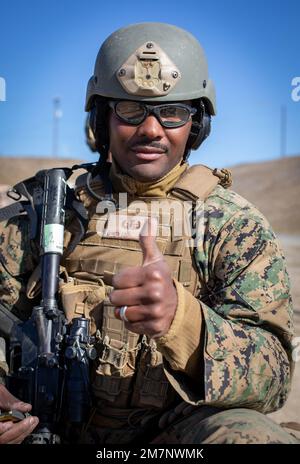 ÉTATS-UNIS Le Sgt. Maritime Jasper Gomes, technicien en élimination d'engins explosifs de la 1st explosive Ordnance Disposal Company, 7th Engineer support Battalion, 1st Marine Logistics Group, pose une photo lors de sa qualification annuelle de fusil au rang 116A sur le camp de base du corps maritime Pendleton, Californie, 11 mai 2022. La division de formation en stratégie de marché du camp Pendleton forme 22 000 marins et marins chaque année tout au long de l’installation pour engager efficacement des cibles avec des fusils et des pistolets. L'ARQ est un cours chronométré de feu, allant de 500 yards jusqu'à 15 yards. Gomes est originaire de Brooklyn, New y Banque D'Images