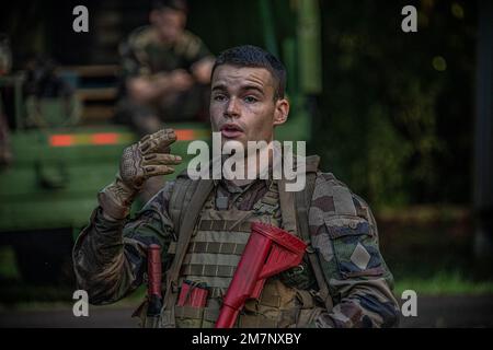 Un sergent-chef français instruit le 100th Bataillon, 442nd Infantry Regiment, États-Unis Armée de réserve d'Hawaï techniques combattives françaises au camp Papeari Tahiti, Polynésie française, 11 mai 2022. Marara 22 est un exercice de formation multinational qui améliore l’interopérabilité combinée entre l’armée américaine et le quartier général de la Force opérationnelle interarmées en Polynésie française. La formation fait progresser les capacités des partenaires à faire face à des éventualités complexes et futures dans l’ensemble de l’Indo-Pacifique. C'est la première itération de l'exercice Marara au niveau multinational. Banque D'Images