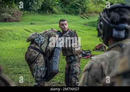 Un sergent-chef français instruit le 100th Bataillon, 442nd Infantry Regiment, États-Unis Armée de réserve d'Hawaï techniques combattives françaises au camp Papeari Tahiti, Polynésie française, 11 mai 2022. Marara 22 est un exercice de formation multinational qui améliore l’interopérabilité combinée entre l’armée américaine et le quartier général de la Force opérationnelle interarmées en Polynésie française. La formation fait progresser les capacités des partenaires à faire face à des éventualités complexes et futures dans l’ensemble de l’Indo-Pacifique. C'est la première itération de l'exercice Marara au niveau multinational. Banque D'Images