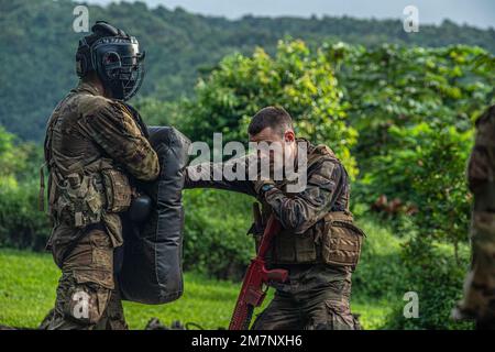 Un sergent-chef français instruit le 100th Bataillon, 442nd Infantry Regiment, États-Unis Armée de réserve d'Hawaï techniques combattives françaises au camp Papeari Tahiti, Polynésie française, 11 mai 2022. Marara 22 est un exercice de formation multinational qui améliore l’interopérabilité combinée entre l’armée américaine et le quartier général de la Force opérationnelle interarmées en Polynésie française. La formation fait progresser les capacités des partenaires à faire face à des éventualités complexes et futures dans l’ensemble de l’Indo-Pacifique. C'est la première itération de l'exercice Marara au niveau multinational. Banque D'Images