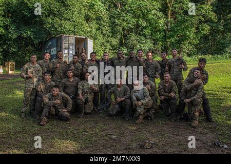 Un sergent-chef français instruit le 100th Bataillon, 442nd Infantry Regiment, États-Unis Armée de réserve d'Hawaï techniques combattives françaises au camp Papeari Tahiti, Polynésie française, 11 mai 2022. Marara 22 est un exercice de formation multinational qui améliore l’interopérabilité combinée entre l’armée américaine et le quartier général de la Force opérationnelle interarmées en Polynésie française. La formation fait progresser les capacités des partenaires à faire face à des éventualités complexes et futures dans l’ensemble de l’Indo-Pacifique. C'est la première itération de l'exercice Marara au niveau multinational. Banque D'Images