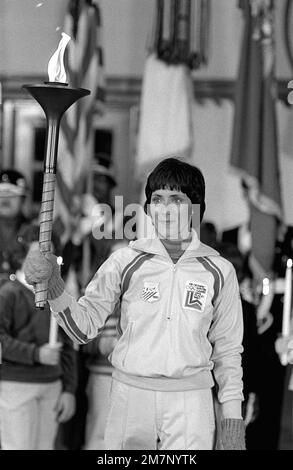 Après son relais, Sandy Norris, le premier porte-flambeau olympique, est à l'attention de la cérémonie d'arrivée de la flamme. La flamme, qui a été enflammée pour la première fois à Olympia, en Grèce, est transportée dans une série de 52 torchbearers dans une course de relais de 1 000 miles de la base au lac Placid, New York, pour ouvrir les XIII Jeux Olympiques d'hiver. Base: Langley Air Force base État: Virginia (va) pays: Etats-Unis d'Amérique (USA) Banque D'Images