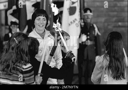 Après son relais, Sandy Norris, le premier porte-flambeau olympique, est à l'attention de la cérémonie d'arrivée de la flamme. La flamme, qui a été enflammée pour la première fois à Olympia, en Grèce, est transportée dans une série de 52 torchbearers dans un relais de 1 000 milles de la base au lac Placid, dans l'État de New York, pour ouvrir les XIII Jeux olympiques de Winger. Base: Langley Air Force base État: Virginia (va) pays: Etats-Unis d'Amérique (USA) Banque D'Images