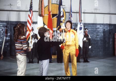 Le premier porte-flambeau olympique Sandy Norris, après son relais, allume les bougies des enfants de la flamme lors de la cérémonie d'arrivée de la flamme. La flamme, qui a été enflammée pour la première fois à Olympia, en Grèce, est transportée en une série de 52 torchbearers sur une distance de 1 000 km entre la base et le lac Placid, à New York, pour ouvrir les XIII Jeux olympiques d'hiver. Base: Langley Air Force base État: Virginia (va) pays: Etats-Unis d'Amérique (USA) Banque D'Images