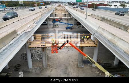 Cedar Park, Texas, États-Unis. 1st décembre 2022. La construction se poursuit en vue de l'agrandissement de la voie et de l'ajout de voies express à péage le long de la US 183 à Northwest Austin, entre MoPac Expressway et Lakeline Boulevard, le 1 décembre 2022. (Credit image: © Scott Coleman/ZUMA Press Wire) USAGE ÉDITORIAL SEULEMENT! Non destiné À un usage commercial ! Banque D'Images