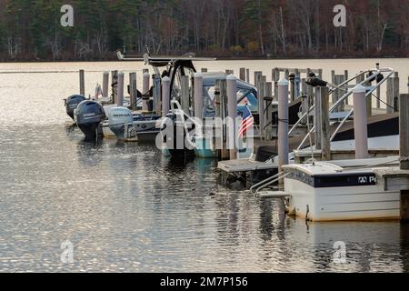 Prise en octobre, lorsque la plupart des bateaux d'été sont rentrent chez eux, cette photo révèle un amour permanent de la pêche. C'est sur le côté calme du lac. Banque D'Images