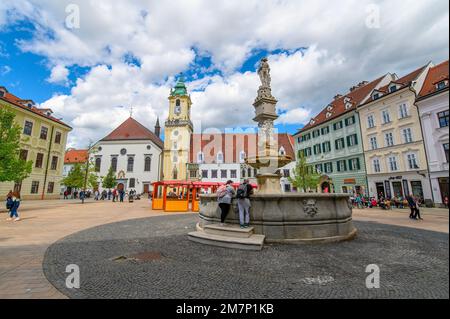 Bratislava, Slovaquie. Panorama de la vieille mairie et de la fontaine Maximilian sur la place principale Banque D'Images