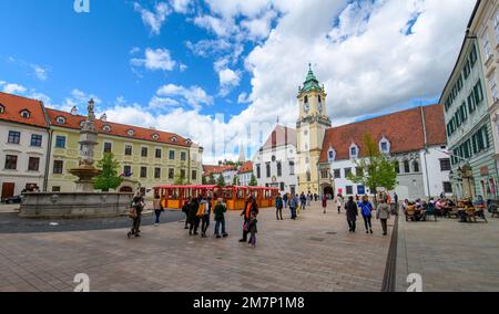 Bratislava, Slovaquie. Panorama de la vieille mairie et de la fontaine Maximilian sur la place principale Banque D'Images