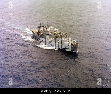 Une vue à tribord du navire de munitions USS PYRO (AE 24) est en cours. Pays : Océan Pacifique (POC) Banque D'Images