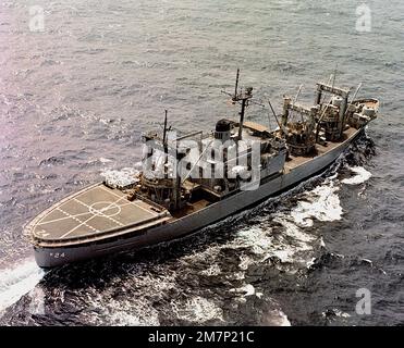 Une vue à tribord du navire de munitions USS PYRO (AE 24) est en cours. Pays : Océan Pacifique (POC) Banque D'Images