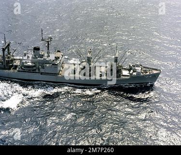 Vue partielle à tribord du navire de munitions USS PYRO (AE 24) en cours. Pays : Océan Pacifique (POC) Banque D'Images