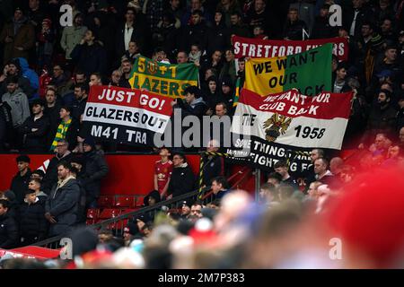 Les supporters de Manchester United dans les tribunes ont des drapeaux de protestation contre les Glazers lors du match de quart-finale de la Carabao Cup à Old Trafford, Manchester. Date de la photo: Mardi 10 janvier 2023. Banque D'Images