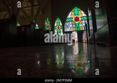 Intérieur avec des motifs religieux colorés sur vitrail à l'intérieur de l'église catholique à Abuja, l'église est connue comme le Centre chrétien national Banque D'Images