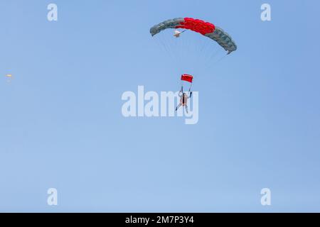 Skydiver avec une petite voûte d'un parachute sur le fond un ciel bleu, gros plan. Parachutisme sous parachute Banque D'Images