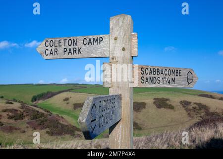 Europe, Royaume-Uni, Angleterre, Devon, près de Kingswear, Panneau en bois sur le South West Coast Path près de Pudcombe Cove Banque D'Images