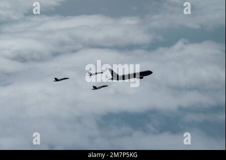 Un KC-46A Pegasus affecté à l'aile de ravitaillement en air 916th ravitaillent en carburant les États-Unis Navy Blue Angels, qui vole de la Floride au Dakota du Sud pour un spectacle aérien à la base aérienne d'Ellsworth, Dakota du Sud. Le ravitaillement en vol est utilisé pour étendre la portée d’un avion en cas de vol sur de longues distances. Banque D'Images