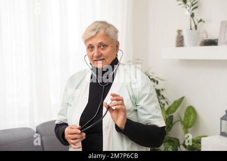 une femme âgée médecin. Concept de soins de santé Banque D'Images