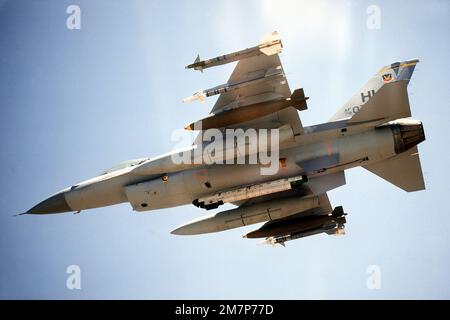 VUE aérienne du dessous d'un F-16 Fighting Falcon survolant une portée. Un AIM-9L Sidewinder, un AIM-9J Sidewinder, une bombe Mark 84 de 2 000 livres et un réservoir de carburant auxiliaire sont sur chaque aile. UN module de contre-mesures électronique ALQ-119 est monté sur la ligne centrale. L'aéronef est affecté au 4th Escadron d'appui tactique, 388th Escadre d'appui tactique. Base: Nellis Air Force base État: Nevada (NV) pays: États-Unis d'Amérique (USA) Banque D'Images