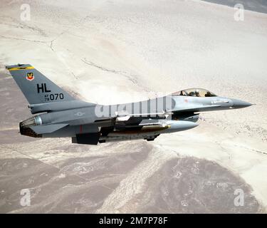 VUE aérienne à droite d'un F-16 Fighting Falcon qui se trouve à gauche sur une plage. Un AIM-9L Sidewinder, un AIM-9J Sidewinder, un 2 000 lb. La bombe MK-84 et un réservoir de carburant auxiliaire se trouvent sur chaque aile. UN module de contre-mesures électronique ALQ-119 est monté sur la ligne centrale. L'aéronef est affecté au 4th Escadron d'appui tactique, 388th Escadre d'appui tactique. Base: Nellis Air Force base État: Nevada (NV) pays: États-Unis d'Amérique (USA) Banque D'Images