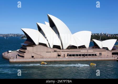 Des taxis jaunes traversent le port d'avant en arrière dans le centre-ville de Sydney (Nouvelle-Galles du Sud). Banque D'Images