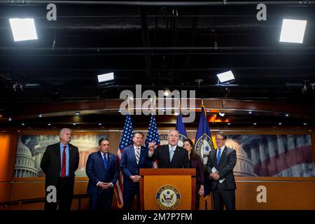 Le leader de la majorité à la Chambre des États-Unis Steve Scalise (républicain de Louisiane), troisième à partir de la droite, est rejoint par de gauche à droite : La majorité de la Chambre des États-Unis Whip Tom Emmer (républicain du Minnesota), le représentant des États-Unis Anthony d'Esposito (républicain de New York), le représentant des États-Unis Michael Cloud (républicain du Texas), le président de la Conférence républicaine de la Chambre, le représentant des États-Unis Elise Stefanik (républicaine de New York), Et le représentant américain Adrian Smith (républicain du Nebraska) qui fait des remarques lors d'une conférence de presse au Capitole des États-Unis à Washington, DC, mardi Banque D'Images