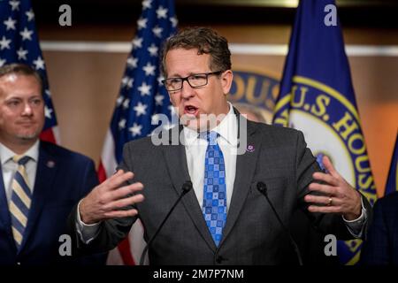 Adrian Smith (républicain du Nebraska), représentant des États-Unis, fait des remarques lors d'une conférence de presse au Capitole des États-Unis à Washington, DC, mardi, 10 janvier 2023. Crédit : Rod Lamkey/CNP Banque D'Images