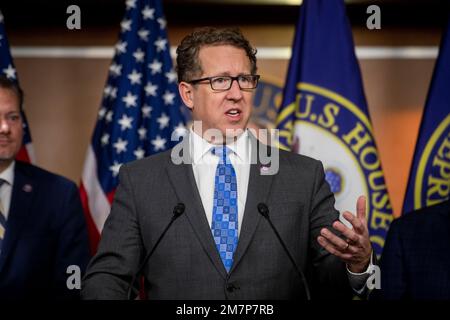 Adrian Smith (républicain du Nebraska), représentant des États-Unis, fait des remarques lors d'une conférence de presse au Capitole des États-Unis à Washington, DC, mardi, 10 janvier 2023. Crédit : Rod Lamkey/CNP Banque D'Images