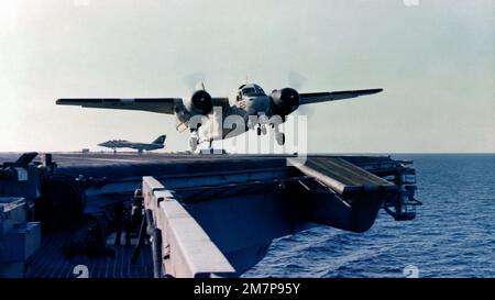 Un avion de type Trader C-1A prend son décollage du pont de vol du porte-avions USS NIMITZ (CVN 68). Le C-1A est un avion de livraison à bord (DCO) conçu pour transporter des marchandises et des passagers de haute priorité à destination et en provenance de transporteurs en mer. Base : USS Nimitz (CVN 68) Banque D'Images