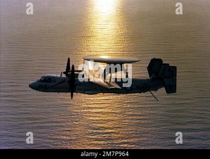 Vue aérienne à gauche d'un aéronef Hawkeye E-2C du Escadron d'alerte précoce aéroporté 124 (VAW-124). Le E-2C est affecté au porte-avions USS NIMITZ (CVN 68). Pays : inconnu Banque D'Images