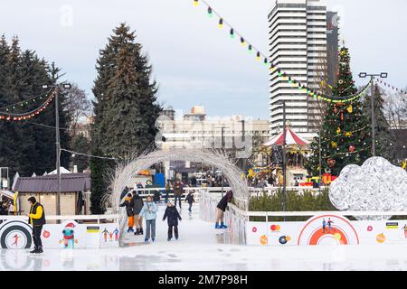 KIEV, UKRAINE - 1 janvier 2023 : patinage sur glace. Les gens s'amusent dans l'arène de glace de la ville. Vacances du nouvel an dans la ville de Kiev. Banque D'Images