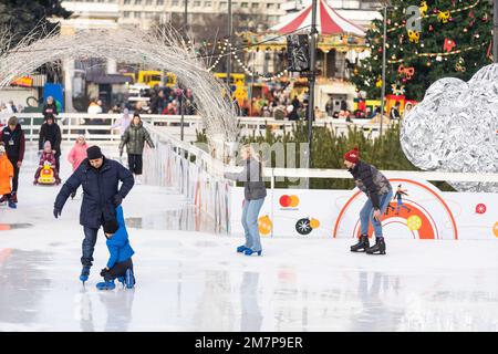 KIEV, UKRAINE - 1 janvier 2023 : patinage sur glace. Les gens s'amusent dans l'arène de glace de la ville. Vacances du nouvel an dans la ville de Kiev. Banque D'Images