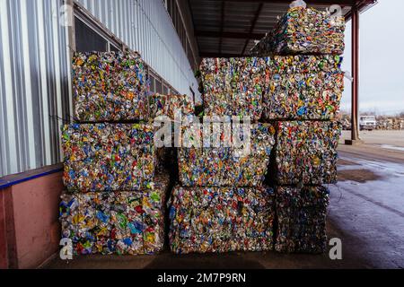 Piles de déchets. Boîtes en aluminium pressées et emballées. Banque D'Images