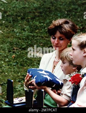 Une veuve et ses enfants reçoivent un drapeau et des médailles d'honneur lors d'un service commémoratif en l'honneur de son mari MAJ. Cornelius. Cornelius a été tué en action. (Participation au concours PHOTO AAV, couleur, 1980 septembre, « No Greater Love », 1st Award). Base: Cimetière national d'Arlington État: Virginie (va) pays: Etats-Unis d'Amérique (USA) Banque D'Images