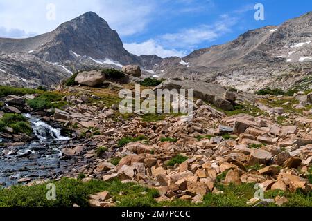 Blue Lake Trail - dernière colline rocheuse sur Blue Lake Trail avant d'atteindre la rive du lac alpin. Indian Peaks Wilderness, Colorado, États-Unis. Banque D'Images