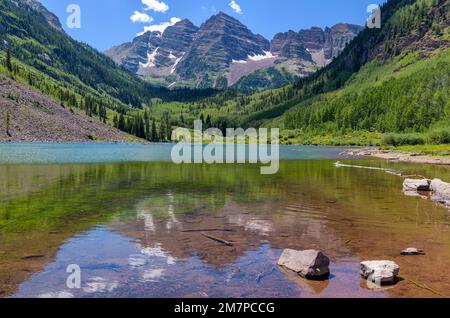 Maroon Bells - Une vue d'été ensoleillée des Maroon Bells sauvages qui se reflètent dans le lac Maroon coloré. Aspen, Colorado, États-Unis. Banque D'Images