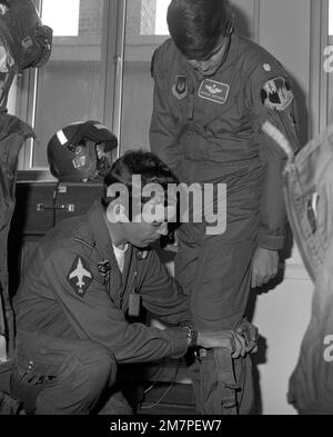 Un pilote de la Royal Air Force aide un américain Le pilote de la Force aérienne a enfilé sa combinaison de vol lors d'une visite de la RAF à la base. Base: Spangdahlem Air base État: Rheinland-Pfalz pays: Allemagne / Allemagne (DEU) Banque D'Images