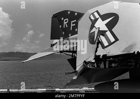 Vue des dommages causés à la section arrière et à l'extrémité de l'aile droite d'un F-4 Phantom II lorsque le porte-avions USS MIDWAY (CV 41) a percuté le CARGO panaméen CACTUS. Base: Station navale, Subic Bay État: Luzon pays: Philippines (PHL) Banque D'Images