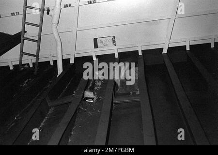 Vue intérieure des dommages causés au porte-avions USS MIDWAY (CV41) lorsqu'il est entré en collision avec le CACTUS du cargo panaméen. Base: Station navale, Subic Bay État: Luzon pays: Philippines (PHL) Banque D'Images